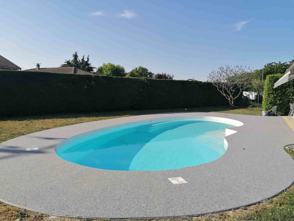 Moquette de pierres piscine gris