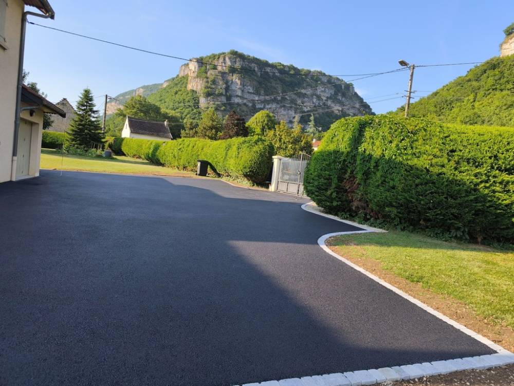 Travaux d'enrobés dans le 38